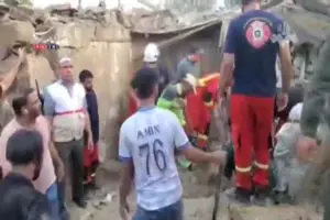 خروج دو کودک از زیر آوار در قشم+ فیلم