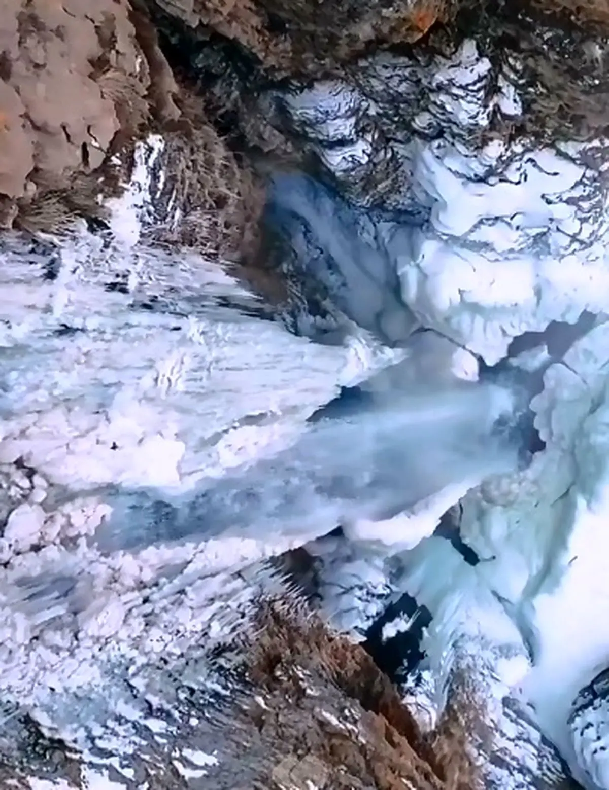 آبشاری از دل کوهستان‌های مشکین‌شهر + فیلم