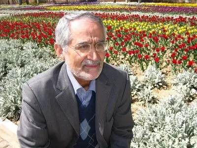 دلایل گرایش ایرانی‌ها به سخنرانی‌ها و کتاب‌های انگیزشی/ درس خواندن تنها مسیر رسیدن به خوشبختی نیست/ به محتوای کتاب‌های انگیزشی شک دارم