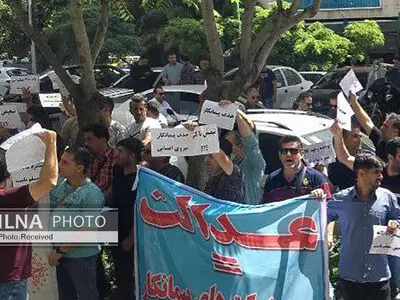 تجمع کارگران ارکان ثالث نفت مقابل وزارت‌خانه/ پیمانکاران حذف شوند