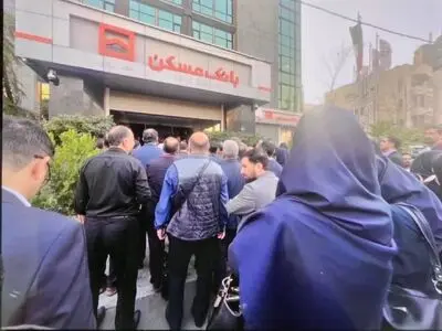 اعتراض کارکنان بانک مسکن به تفاوت حقوق و عدم شفافیت صندوق‌ها