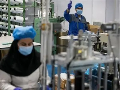 بهدف تعزیز عملیات مکافحة 'کورونا'.. الشرکات المعرفیة الایرانیة تغیر خطوط انتاجها الى المعقمات والکمامات 
