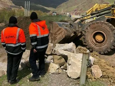 محور چالوس و آزادراه تهران - شمال مسدود است/بسیج امکانات راهداری برای بازگشایی محور کرج- چالوس
