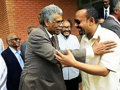 السودان: الجیش یعتقل قیادیا معارضا بعد لقائه رئیس وزراء إثیوبیا… و«الدعم السریع» استخدم مدرعات إماراتیة فی قمع المتظاهرین 