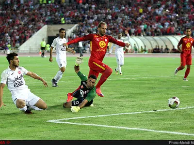 دیدار تیمهای پرسپولیس تهران و نفت تهران