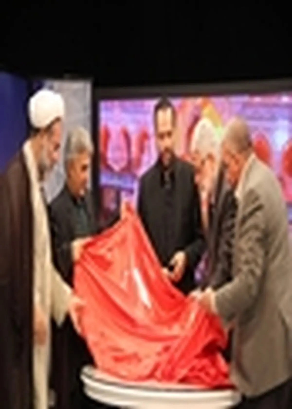 پرچم بارگاه ملکوتی امام حسین علیه السلام به صداوسیما اهدا شد