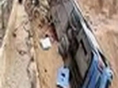 مصدومیت ۲۶ نفر بر اثر واژگونی اتوبوس در جاده قدیم گدوک