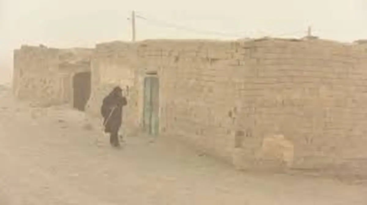 نفس کشیدن در ریگ روان/ کارگران روزمزدی که خانه‌ زندگی‌شان ویران می‌شود/ هیرمند را خالی از سکنه نکنید!