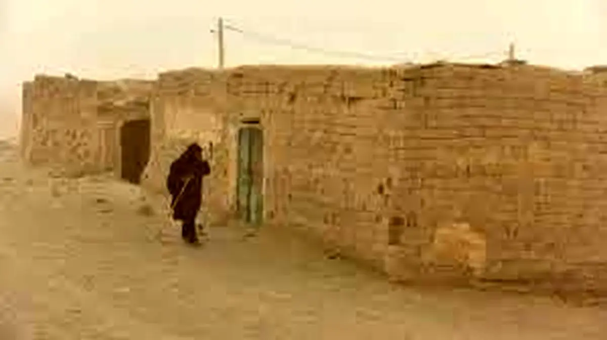 نفس کشیدن در ریگ روان/ کارگران روزمزدی که خانه‌ زندگی‌شان ویران می‌شود/ هیرمند را خالی از سکنه نکنید!