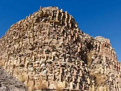 خالی کردن زیرپای قلعه سموران جیرفت/ معدن‌کاری قلعه ثبت شده را می‌بلعد