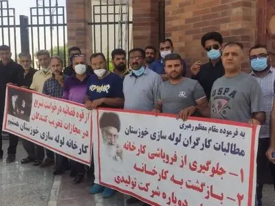 تجمع کارگران شرکت لوله‌سازی خوزستان مقابل استانداری/ کارگران: مالک کارخانه تجهیزات و دستگاه‌ها را کیلویی فروخت+تصاویر