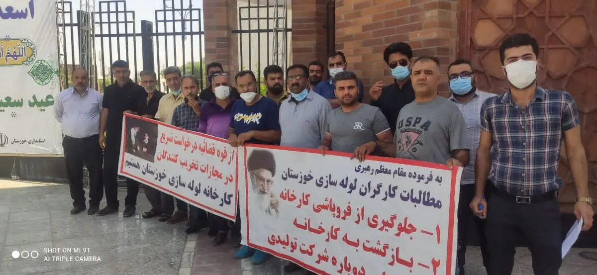 تجمع کارگران شرکت لوله‌سازی خوزستان مقابل استانداری/ کارگران: مالک کارخانه تجهیزات و دستگاه‌ها را کیلویی فروخت+تصاویر