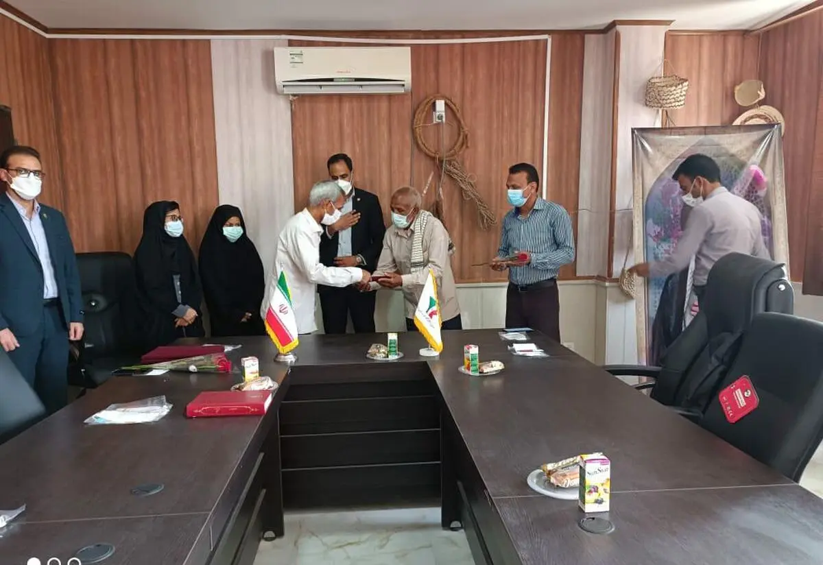اهدای احکام مستمری بگیران صندوق بیمه اجتماعی روستاییان بخش احمدی 
