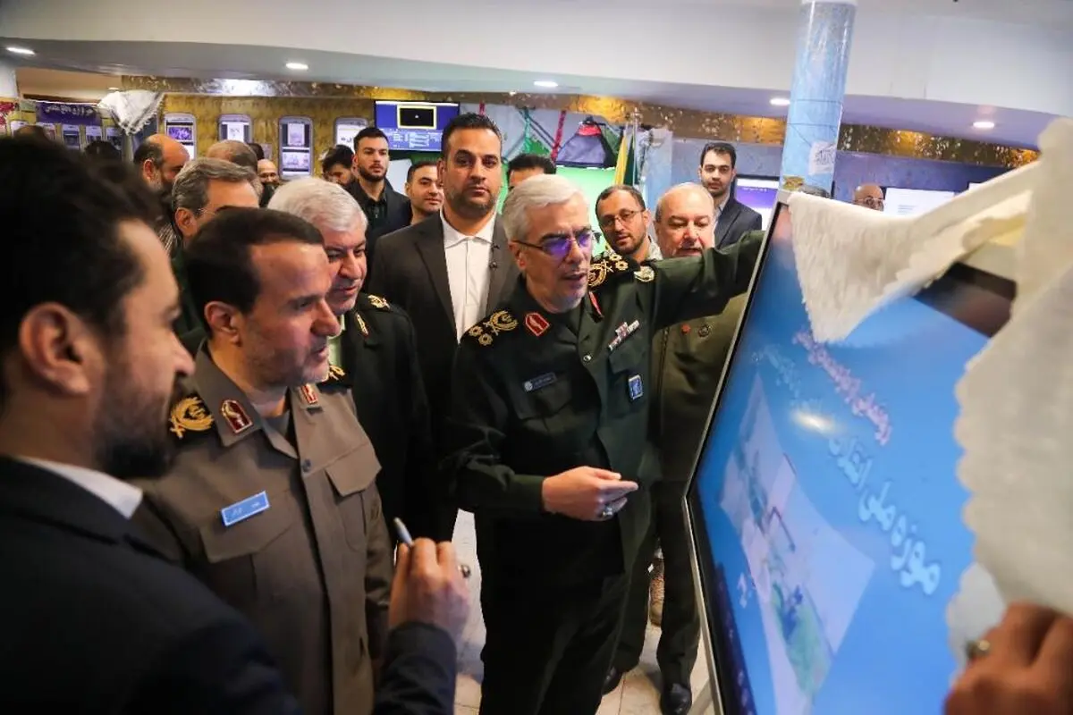 بازدید سرلشکر باقری از نمایشگاه «دستاورد‌های بنیاد حفظ آثار و نشر ارزش‌های دفاع مقدس در حوزه فضای مجازی» 