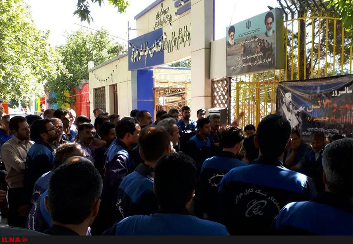 هفتمین روز از تجمع کارکنان شرکتی مخابراتِ مشهد/ تجمع به مقابل اداره کار کشیده شد