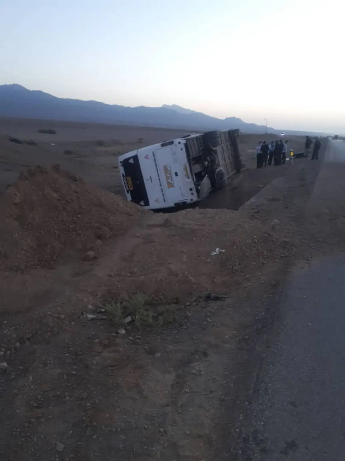  ۱۹ مصدوم  در واژگونی مینی‌بوس کارگران در فسا