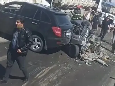تصادف زنجیره‌ای ۱۸ خودرو شامل ۱۳ خودرو سواری، ۳ دستگاه تریلی و ۲ دستگاه کامیون در کیلومتر ۷۵ محور اراک - سلفچگان  + فیلم