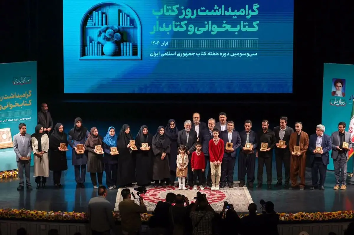 کتابخانه مرکزی ارومیه برگزیده کشوری شد/دریافت نشان «هم‌خوان» از دست رییس جمهور