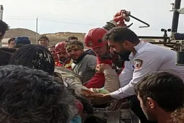 گرفتاری کارگر مصدوم در ارتفاع ۵۶ متری داربست/ نجات با نردبان امداد