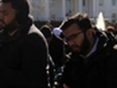 مسلمانان مقابل کاخ‌سفید نماز جماعت برپا کردند