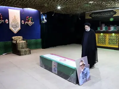 قرائت فاتحه رئیس‌جمهور بر پیکر مرحوم نادر طالب‌زاده