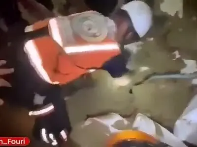 لحظه بیرون کشیدن پیکر کودکان شهید از زیر شن‌ها در منطقه المواصی + فیلم