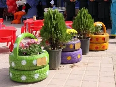 تحویل گلدان‌های ساخته شده از لاستیک‌های بازیافتی به مدارس