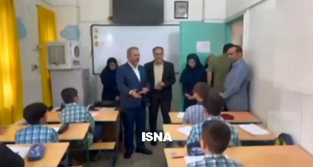 رییس مرکز امور اتباع در بازدید از یک مدرسه اتباع: انشالله شما را در افغانستان ببینیم و کشورتان را بسازید + فیلم