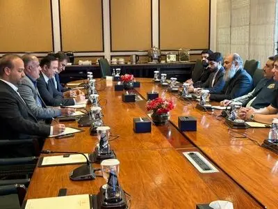 دیدار دبیر شورای‌عالی مناطق آزاد با وزیر تجارت پاکستان در جریان سفر رئیس‌جمهور به اسلام‌آباد