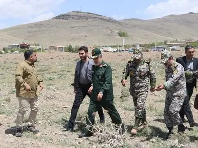 بازدید امیر صباحی‌فرد و سردار حاجی‌زاده از مواضع پدافندی نطنز و خنداب

