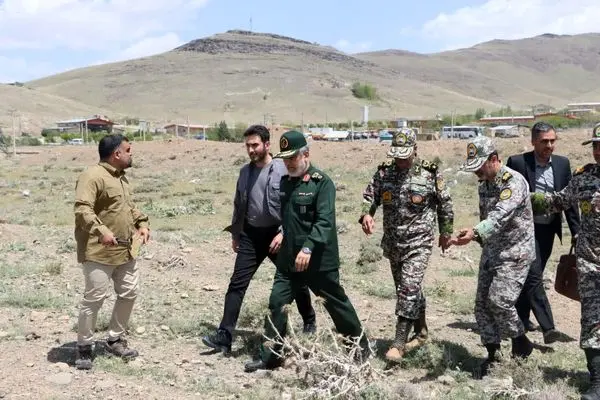 بازدید امیر صباحی‌فرد و سردار حاجی‌زاده از مواضع پدافندی نطنز و خنداب
