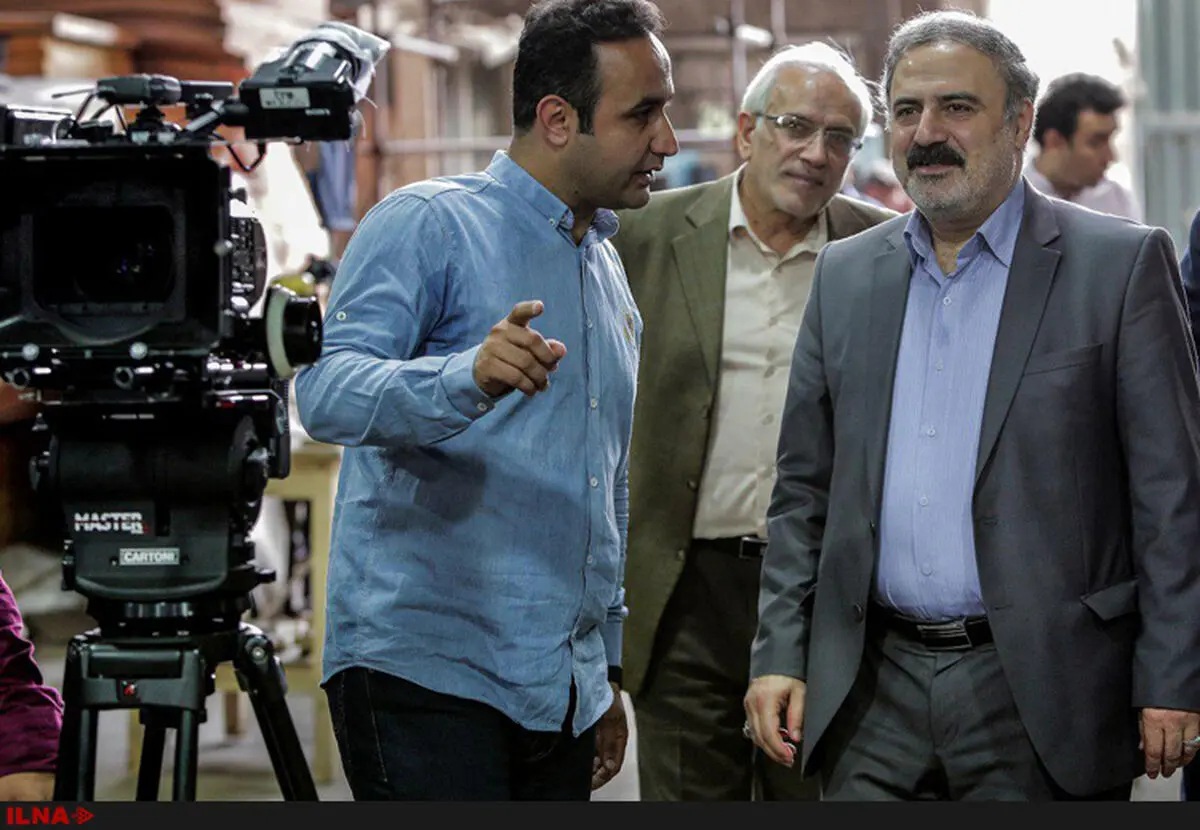 بازدید مدیر شبکه دو سیما از پشت صحنه سریال «سایه‌بان»