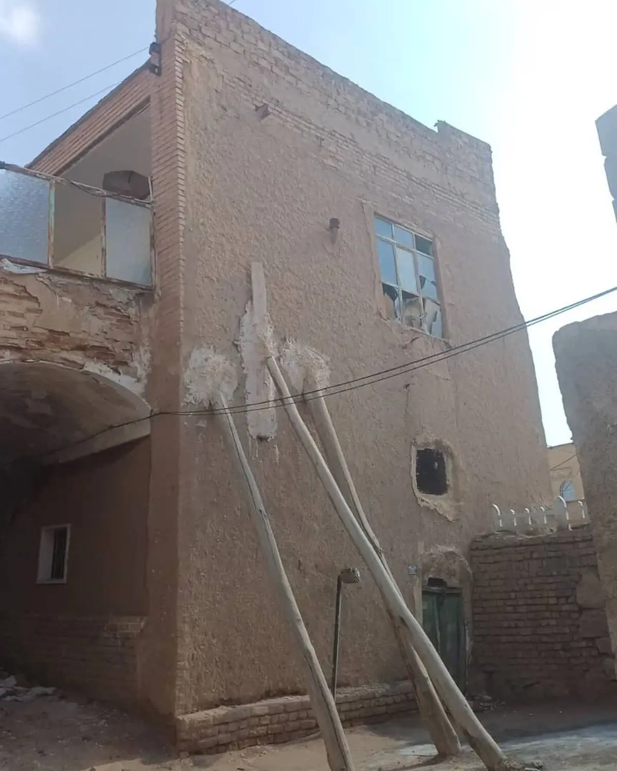 شهرداری، یک خانه و دالان تاریخی را در بافت تاریخی کدیورِ سمنان از سر راه برداشت!