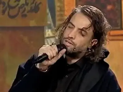 بنیامین بهادری خواننده پاپ به صورت زنده اذان داد+فیلم