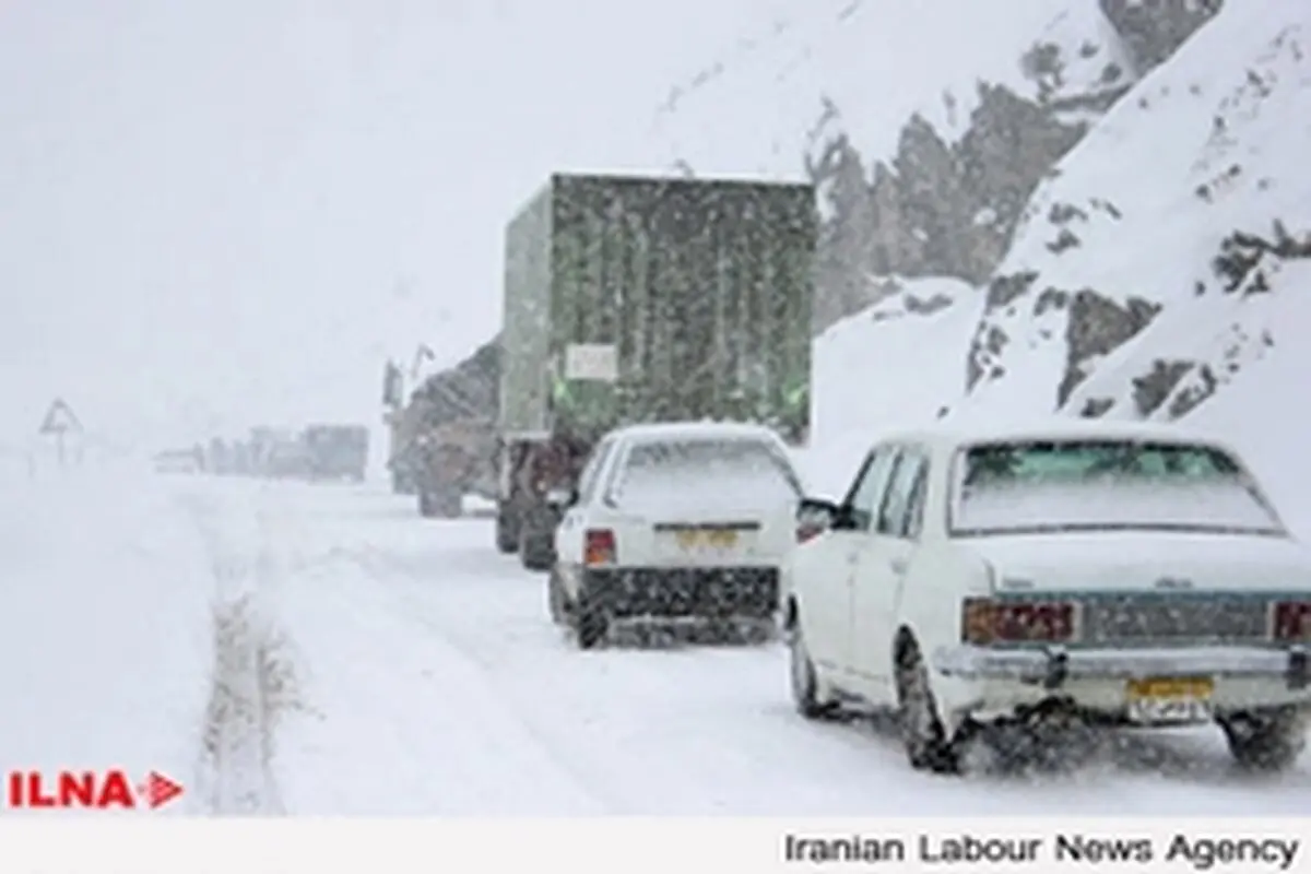 نجات سرنشینان ۳۰۰۰ خودرو گرفتار در کولاک
