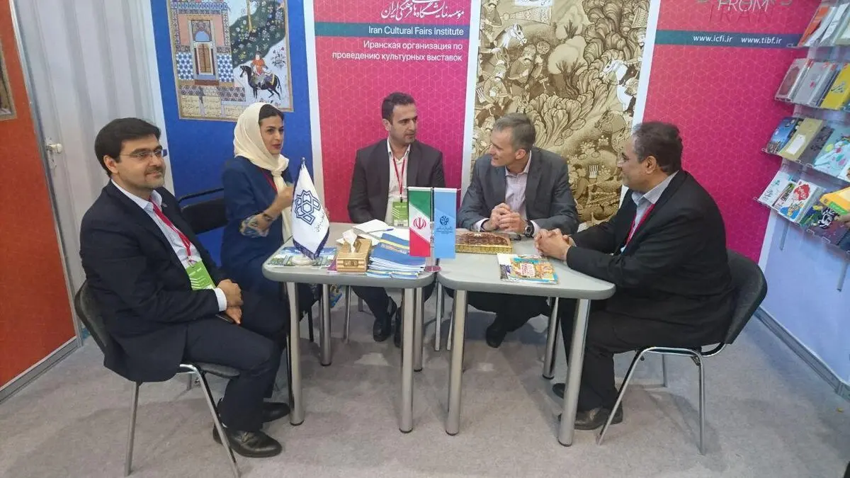 بازدید رییس نمایشگاه کتاب مسکو از غرفه ایران