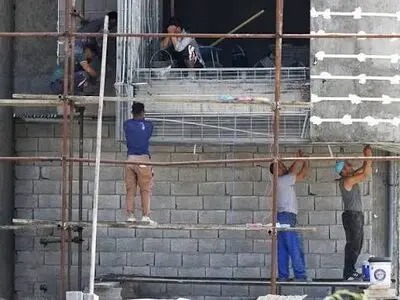 برج‌ها روی دوش کارگران بالا می‌روند!