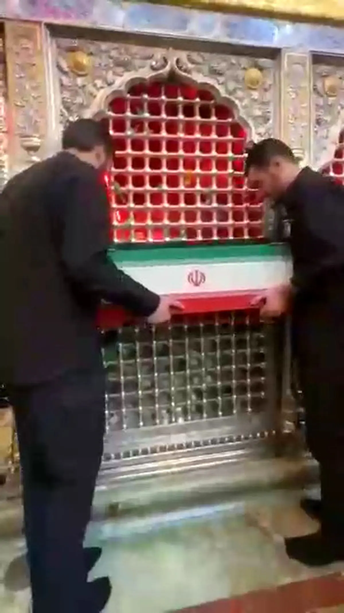 لحظه ورود پیکر نوه ۱۴ ماهه آقای شهید ایران به بارگاه حضرت علی (ع) + فیلم