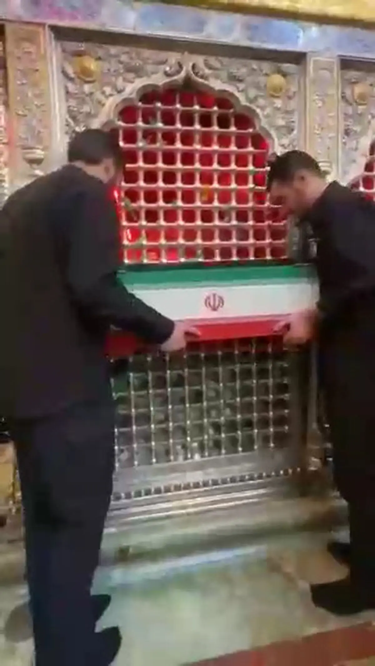 لحظه ورود پیکر نوه ۱۴ ماهه آقای شهید ایران به بارگاه حضرت علی (ع) + فیلم
