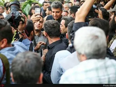 مشکل عادل فردوسی پور با سلفی گیران مراسم شفیع (عکس)