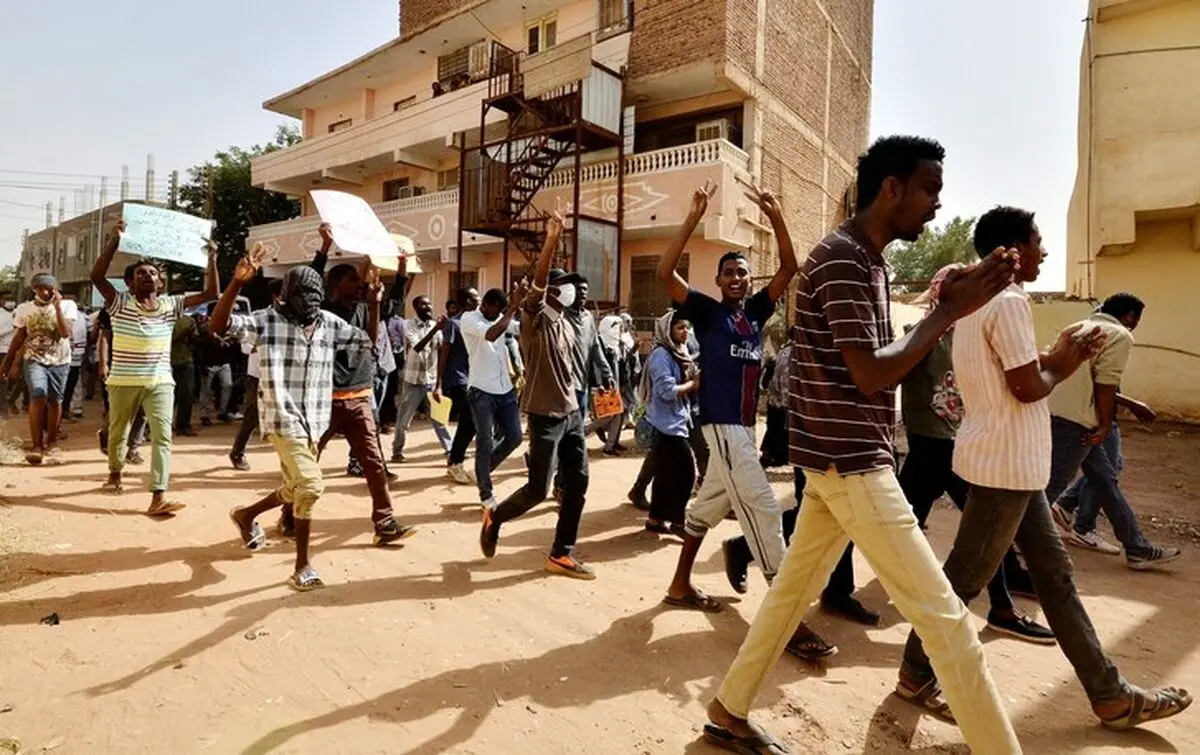 معترضان سودانی مقر ارتش را محاصره کردند