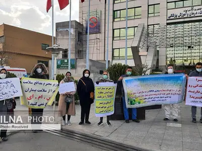 تجمع خانواده‌های بیماران SMA مقابل وزارت بهداشت/ دارو می‌خواهیم/ ۵۰ کشور داروهای SMA را برای بیمارانشان تجویز می‌کنند+ عکس