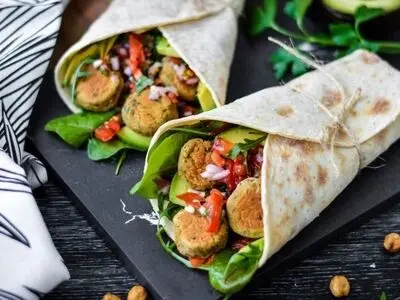 طرز تهیه فلافل و نکات طلایی برای جلوگیری از وا رفتن آن
