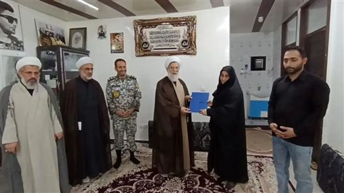  رئیس سازمان عقیدتی سیاسی ارتش با خانواده شهید شاهرخی‌فر دیدار کرد
