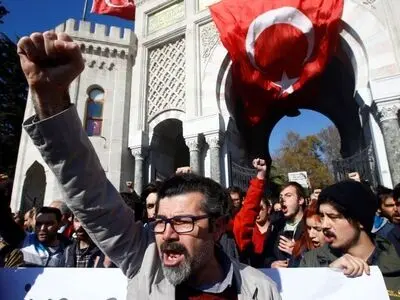 بیکاری ۲۷۰۰ نفر از معلمان و کارمندان در ترکیه/دولت اردوغان ارتباط با جنبش گولن را دلیل اخراج‌ها می‌داند