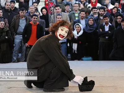 در برخی شهرها واژه‌ای به‌نام تئاتر خیابانی نداریم/ تئاتر در مرند خلاصه شده به جُنگ‌های مناسبتی/ برای اجرای هر تئاتر در شهرهای کوچک، باید چرخ را از نو اختراع کرد