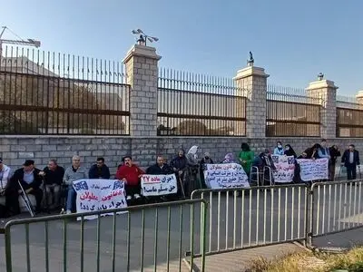 تجمع معلولان مقابل مجلس/ به لایحه بودجه معترضیم