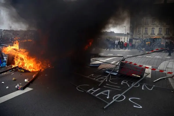 تشدید درگیری‌ها میان معترضان و نیروهای پلیس در فرانسه