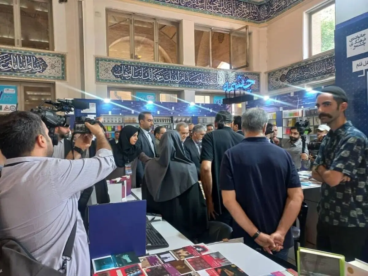 مردم باید با آزادی کتاب مورد نظر خود را برگزینند