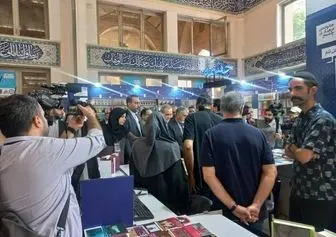 مردم باید با آزادی کتاب مورد نظر خود را برگزینند